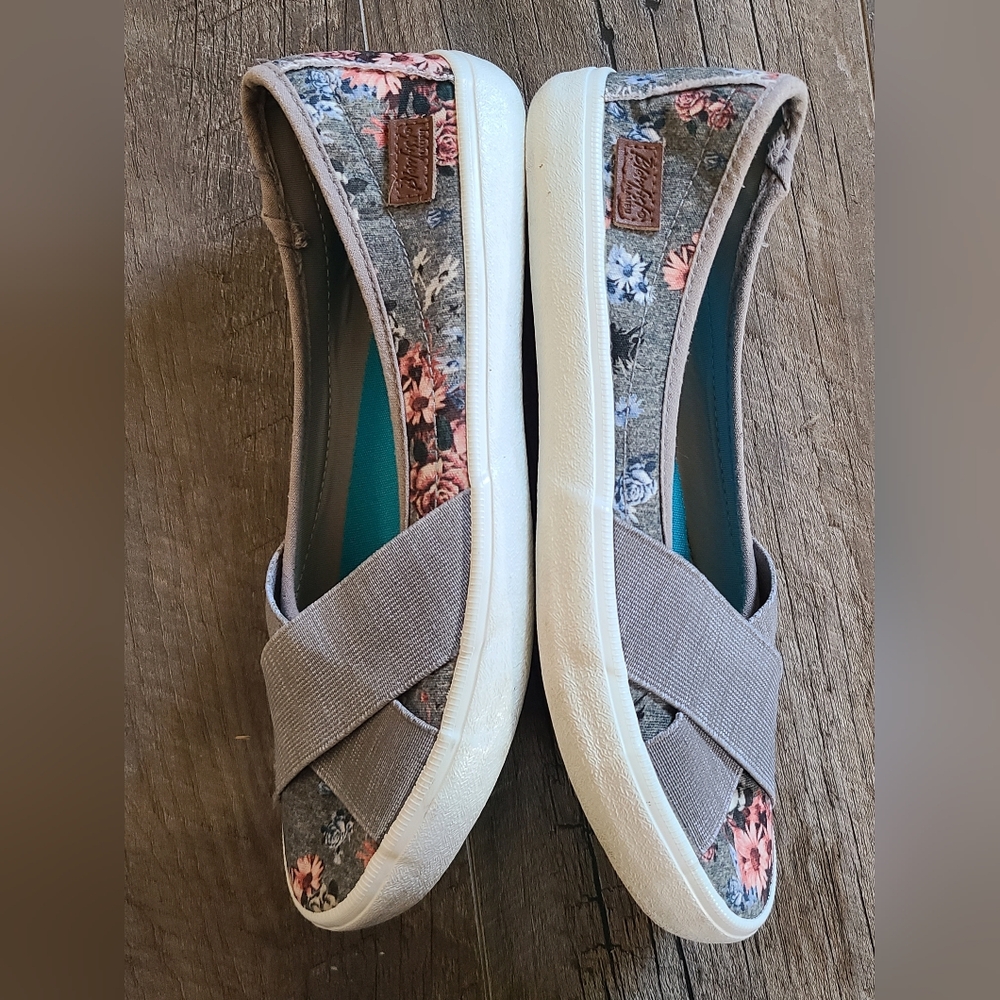 Blowfish Malibu Sneaker Womens Size 7.5M Lacey Mariachi Elastic Detail Slip On - Picture 2 of 5